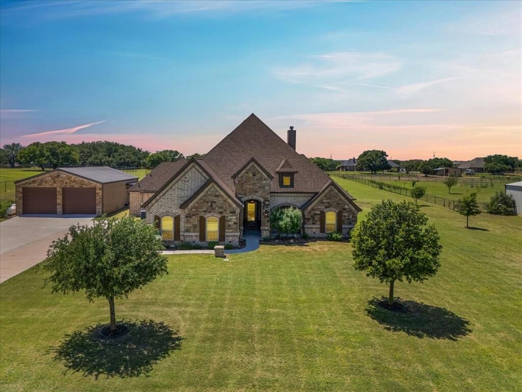Property Photo:  332 Antler Ridge Drive  TX 76020 