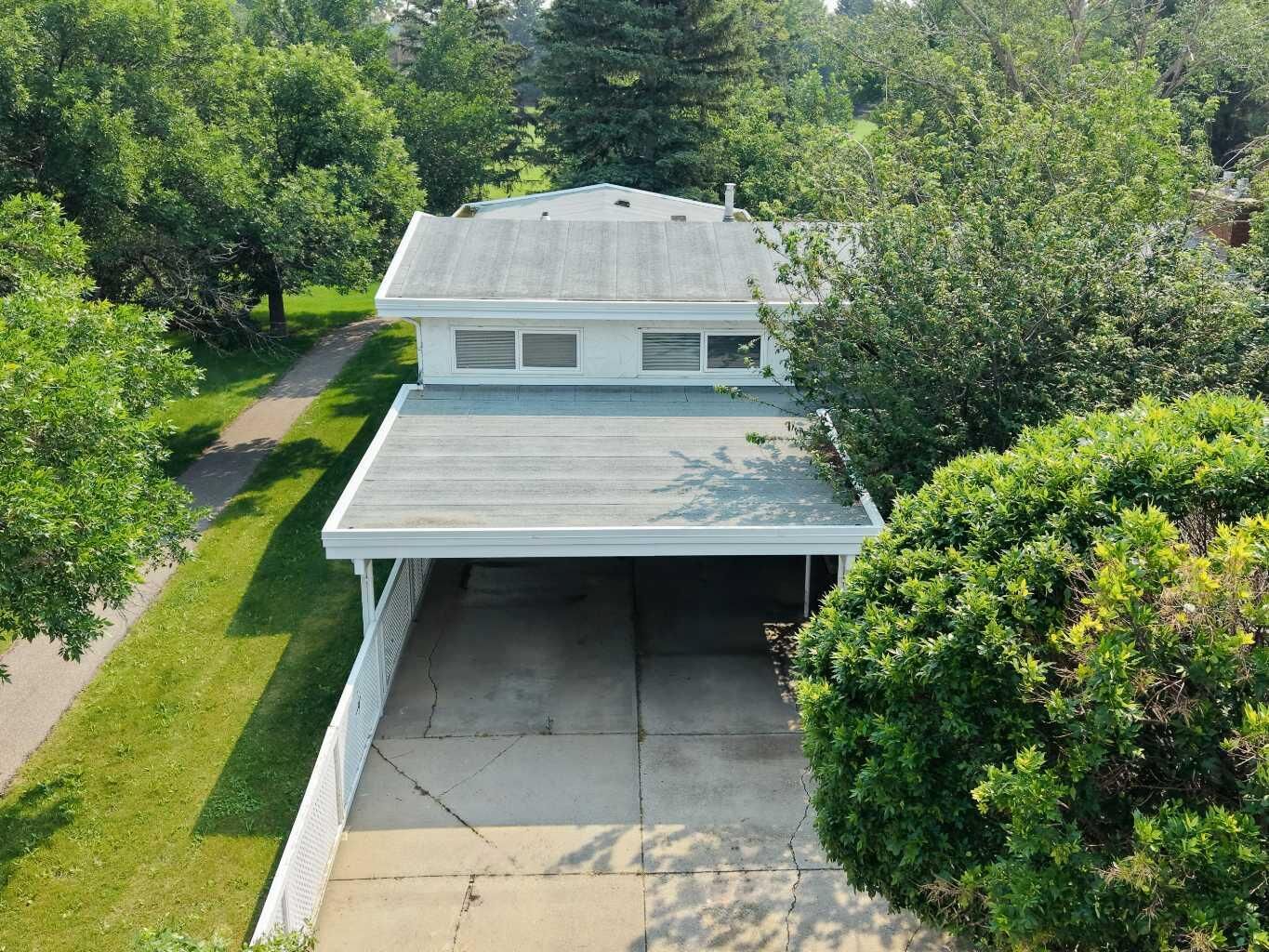 Property Photo: 2409 20 Street N AB T1H 4T9