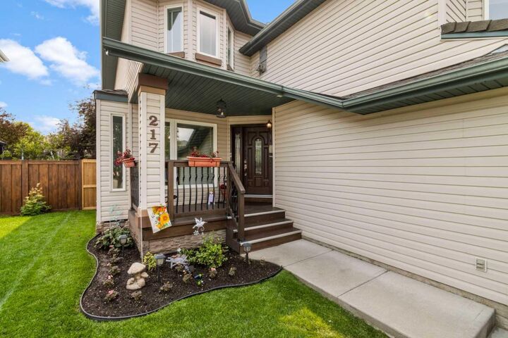 Property Photo:  217 Douglas Glen Close SE  AB T2Z 2V7 