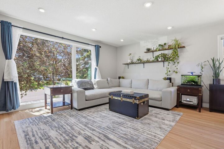 Property Photo:  312 Penworth Way SE  AB T2A 4G2 
