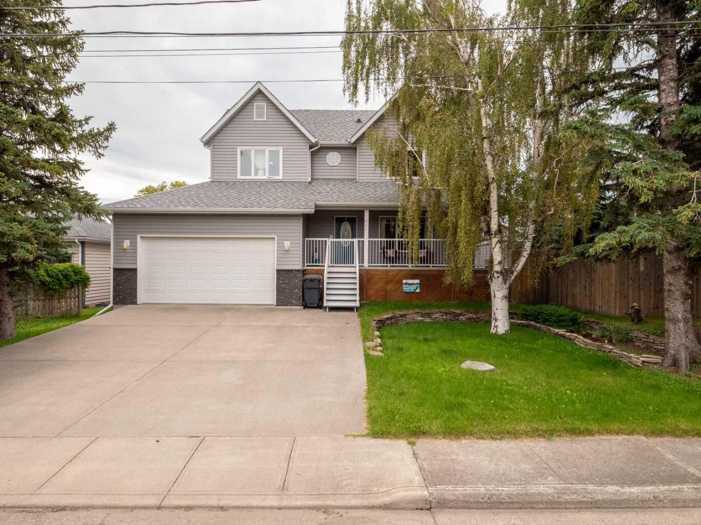 Property Photo:  966 Lawrence Street  AB T0K 1W0 