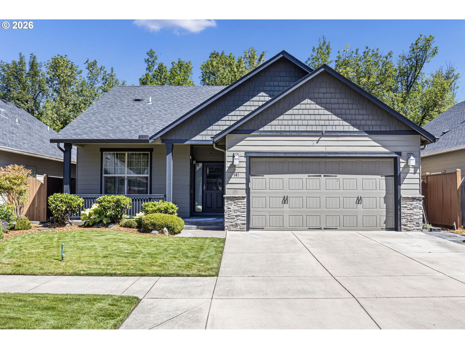 Property Photo: 963 Pennington Ct OR 97404