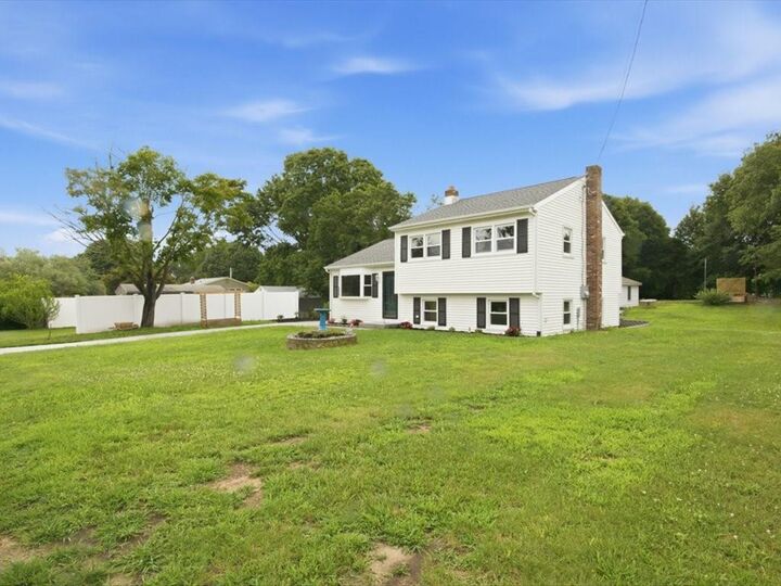 Property Photo:  9 Weathervane Way  RI 02808 