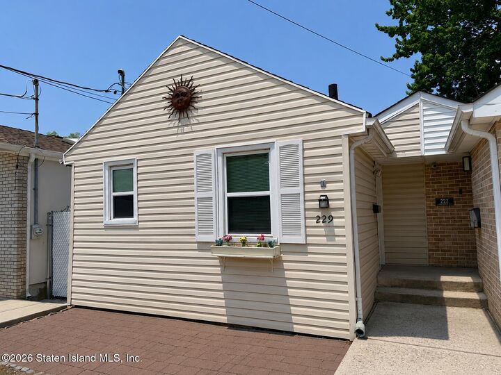 Property Photo:  229 Freeborn Street  NY 10306 