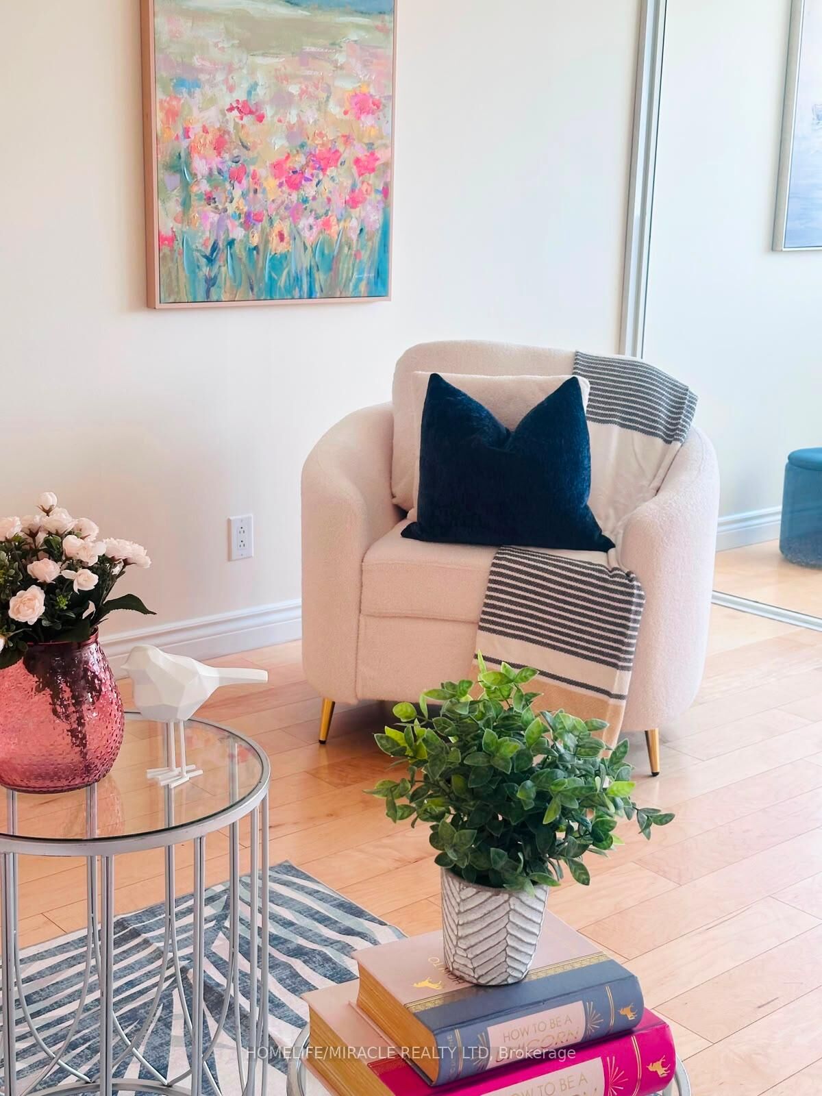 Property Photo:  3700 Kaneff Crescent N 202  ON L5A 4B8 