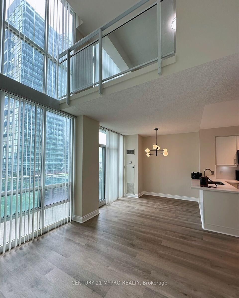 Property Photo: 3939 Duke Of York Boulevard 914 ON L5B 4N2