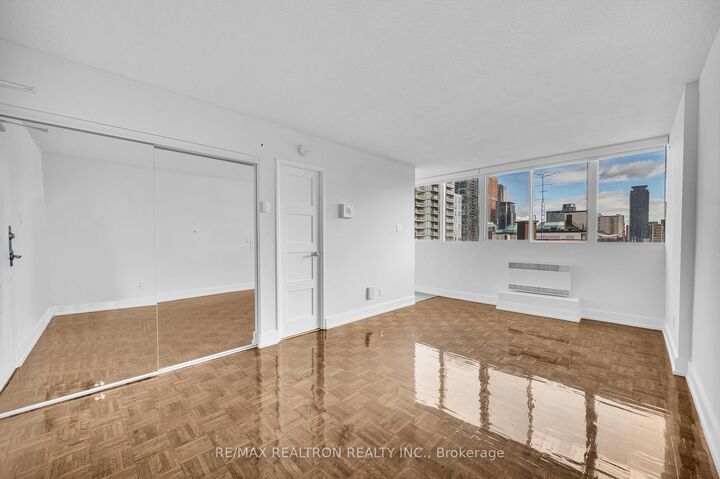 Property Photo:  33 Isabella Street 1505  ON M4Y 2P7 
