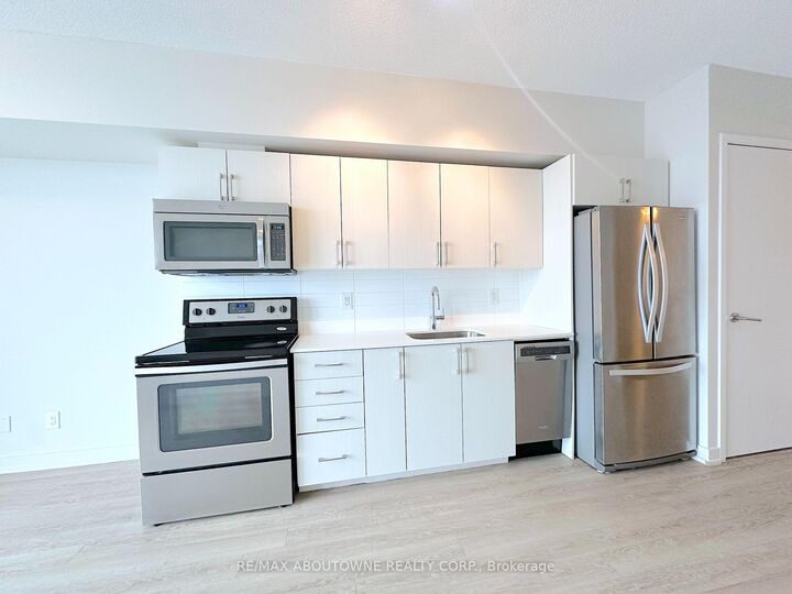 Property Photo: 763 Woodbine Avenue 605 ON M4E 2J4