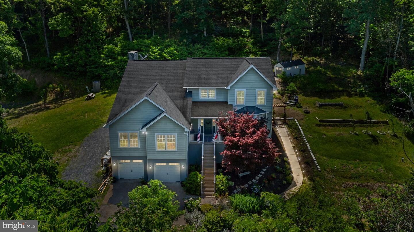 Property Photo: 208 Markham Farm Road VA 22630