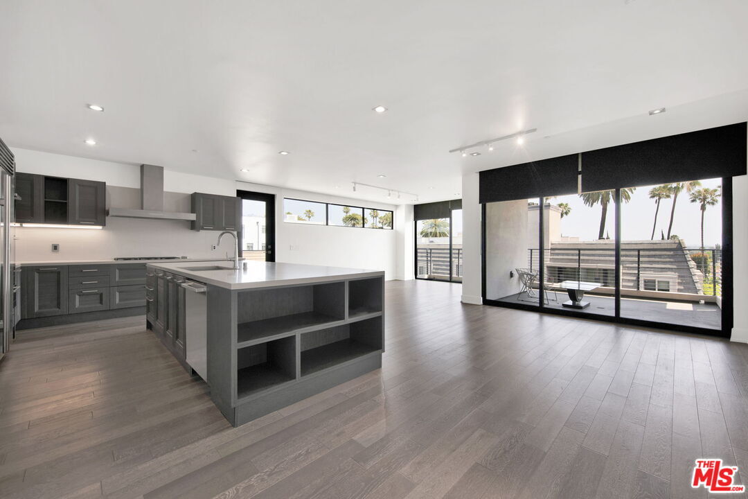 Property Photo:  432 N Oakhurst Dr  CA 90210 
