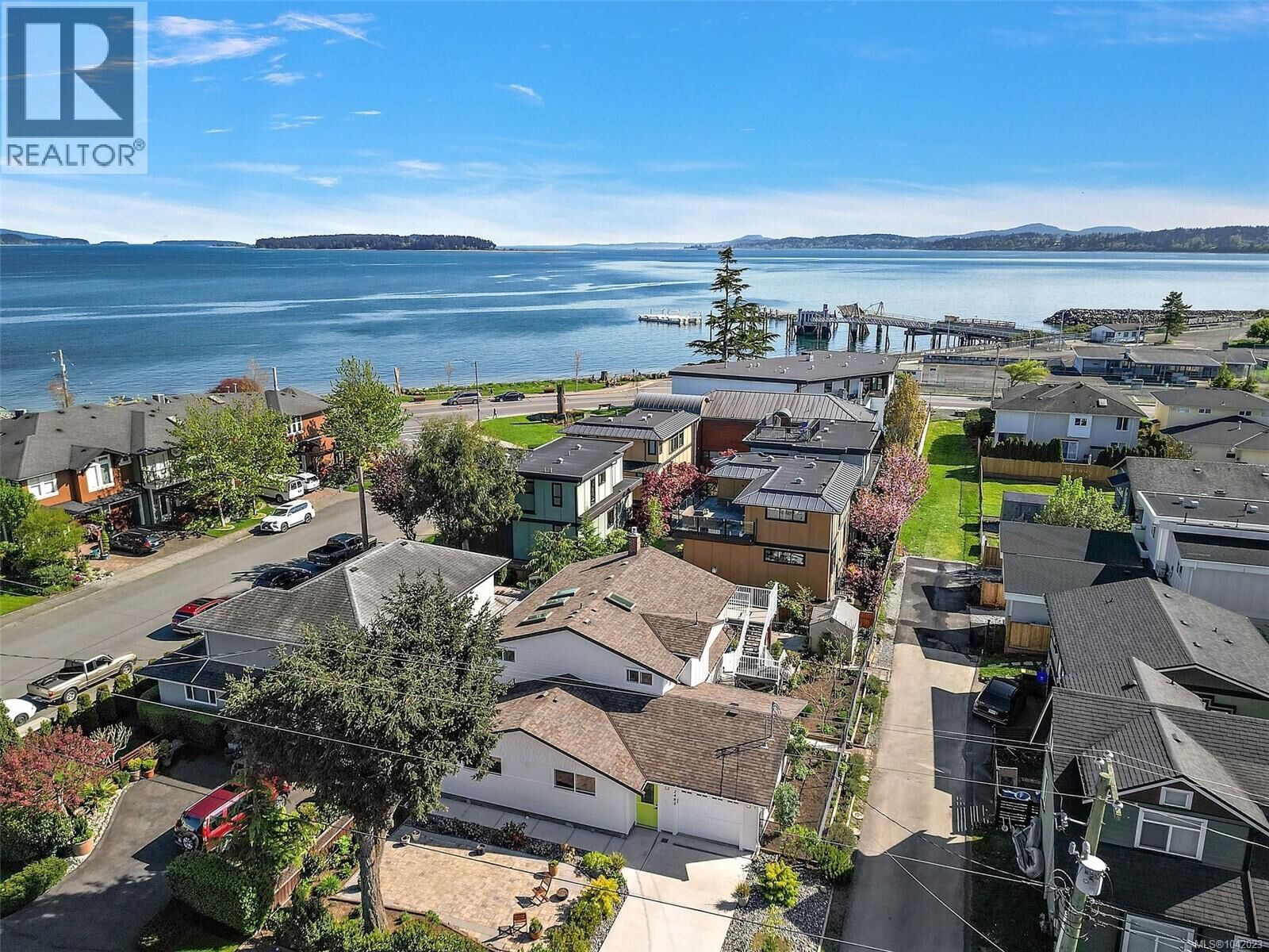 Property Photo: 2485 Orchard Avenue BC V8L 1V4
