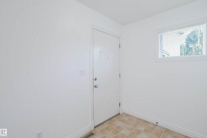Property Photo: 12050 17 Avenue SW 85 AB T6W 1X4