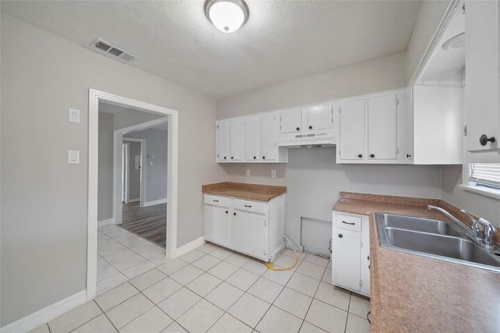 Property Photo:  6 E Cleveland Street  TX 77520 