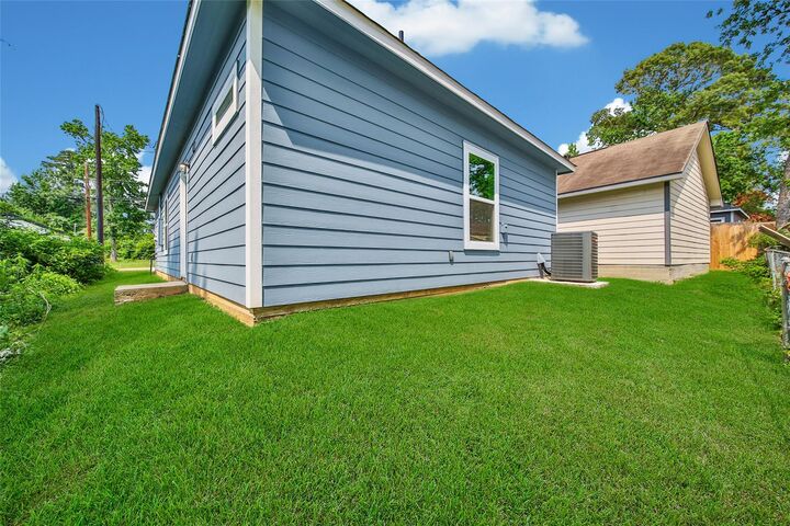 Property Photo: 16713 E Ivanhoe TX 77316