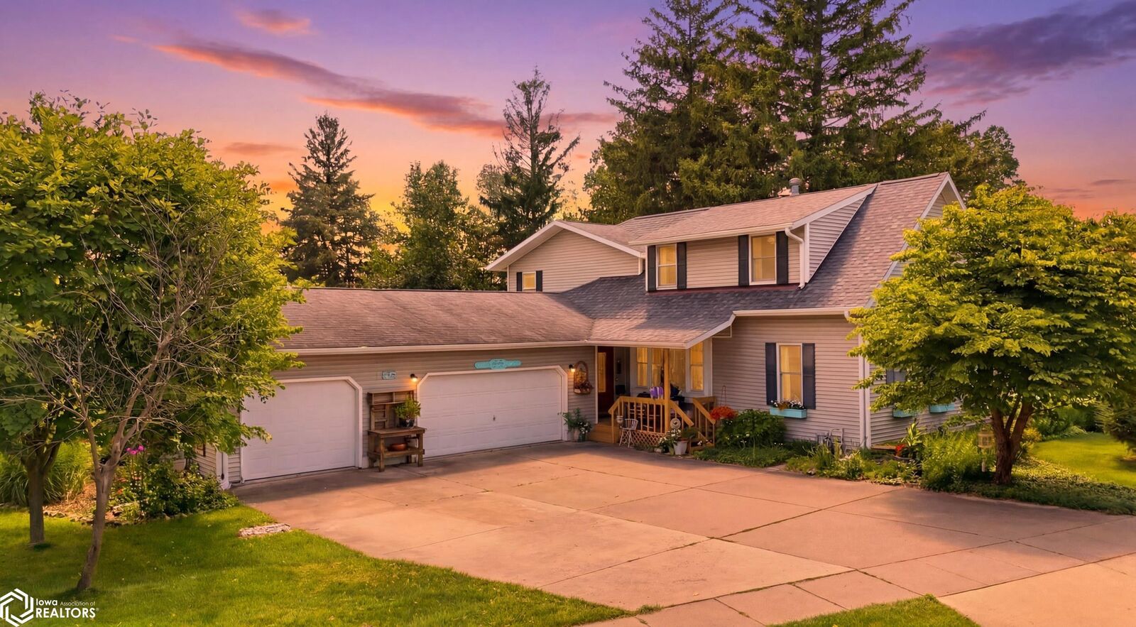 Property Photo:  2057 Sunnyside Avenue  IA 52601 