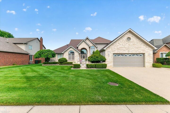 Property Photo:  46640 Glen Pointe Drive  MI 48315 