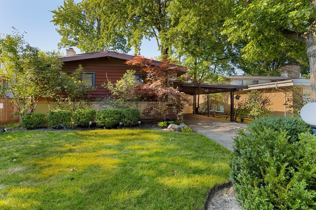 Property Photo:  