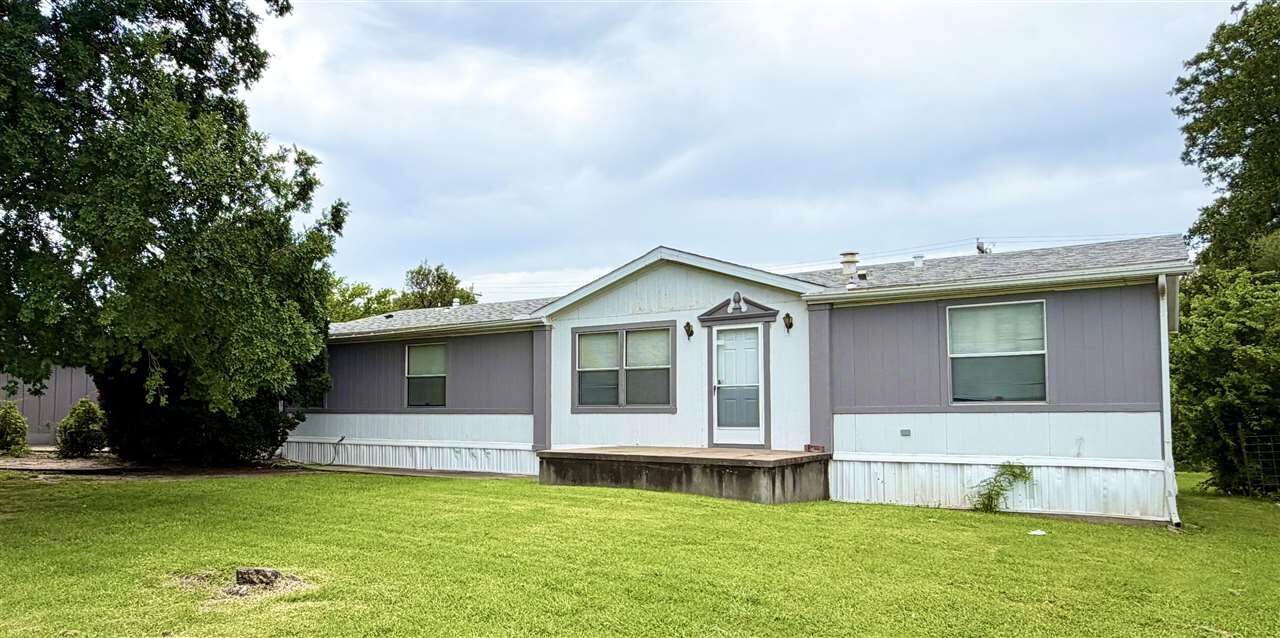 Property Photo:  701 N Main  OK 74631 