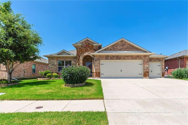 Property Photo:  5847 Candlelight Lane  TX 75052 