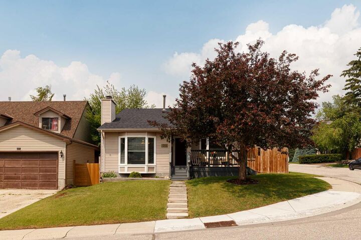 Property Photo:  1211 Ranchview Road NW  AB T3G 2B6 