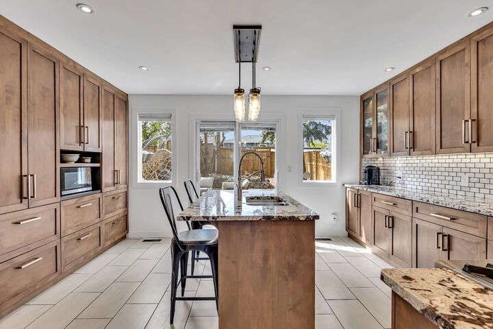 Property Photo:  2033 21 Avenue SW  AB T2T 0N8 