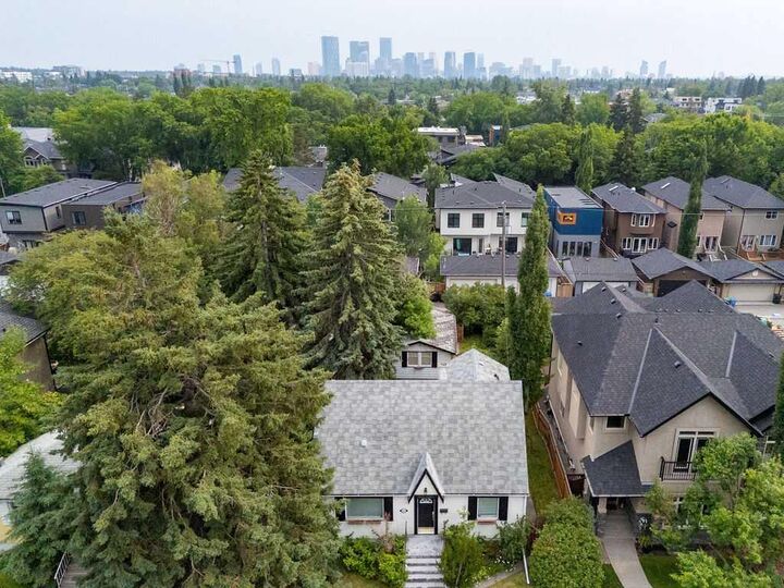 Property Photo:  445 29 Avenue NW  AB T2M 2M4 