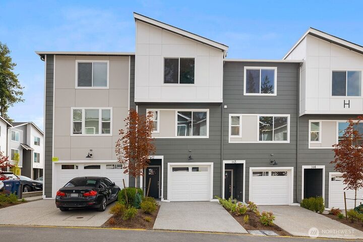 Property Photo:  16823  Alder Way H2  WA 98037 