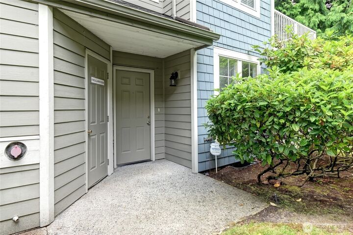 Property Photo:  2174  Newport Way NW 4-6  WA 98027 