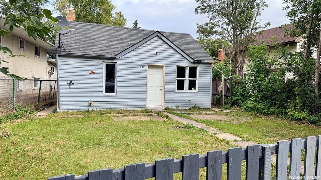 Property Photo: 310 6th Street E SK S6V 0N1