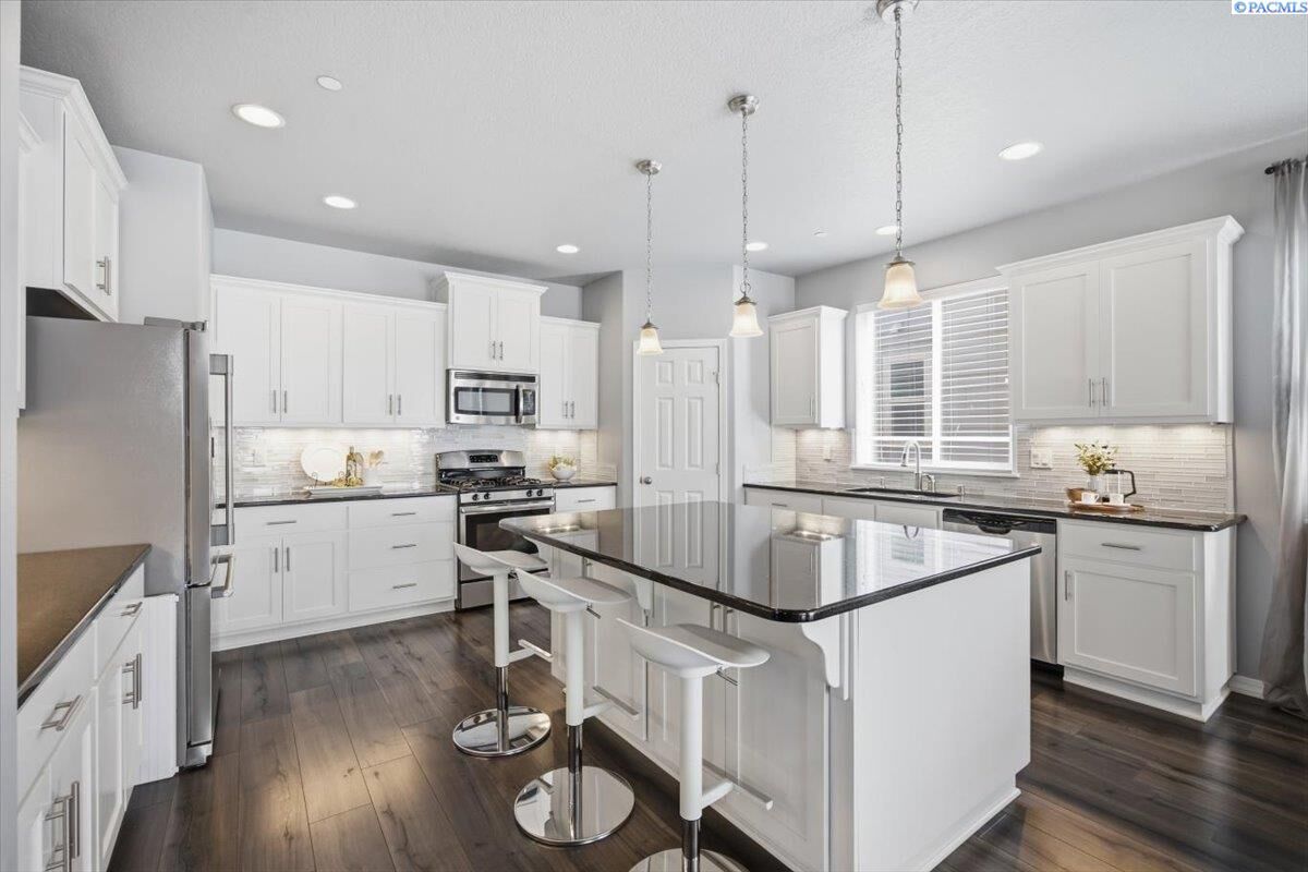 Property Photo: 2250 Daphne Ave WA 99352