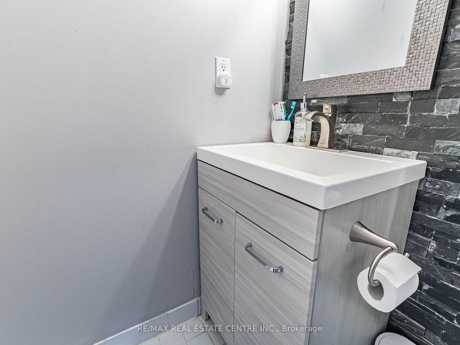 Property Photo: 250 Webb Drive 1616 ON L5B 3Z4