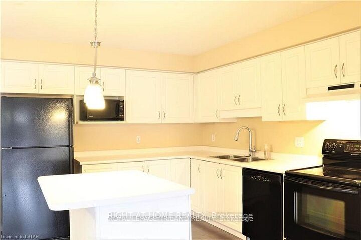 Photo de la propriété: 709 Silversmith Street ON N6H 5R8