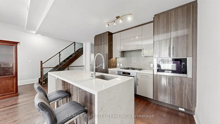 Property Photo: 29 Queens Quay E Th122 ON M5E 0A5