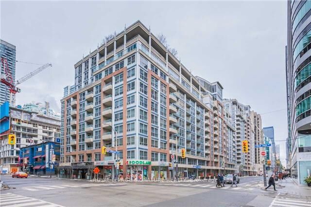 270 Wellington Street W 313 — photo 1