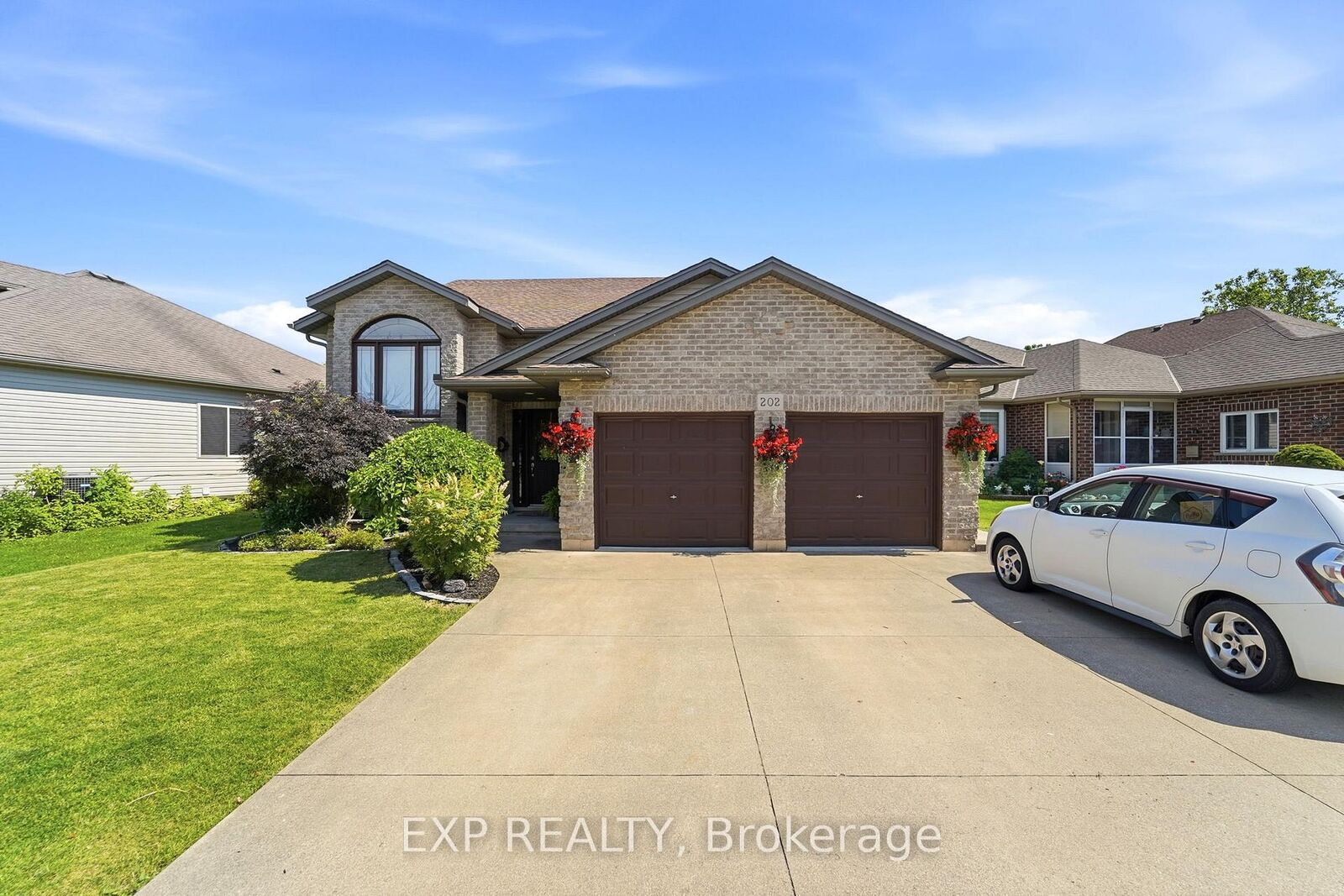 Property Photo:  202 Wellbrook Boulevard  ON L3C 7M9 