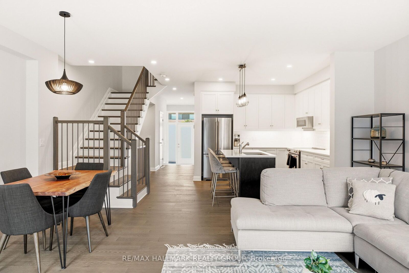 Property Photo:  870 Moses Tennisco Street  ON K1K 5A2 