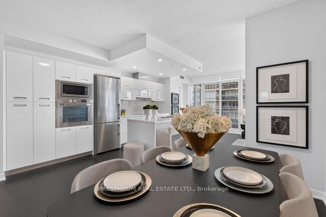 Property Photo:  88 Park Lawn Road 1908  ON M8Y 0B5 