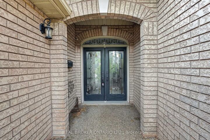Property Photo: 2152 Grand Ravine Drive ON L6H 6B3