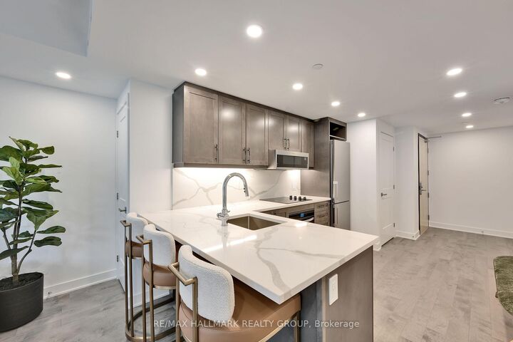 340 Queen Street 401 — photo 1