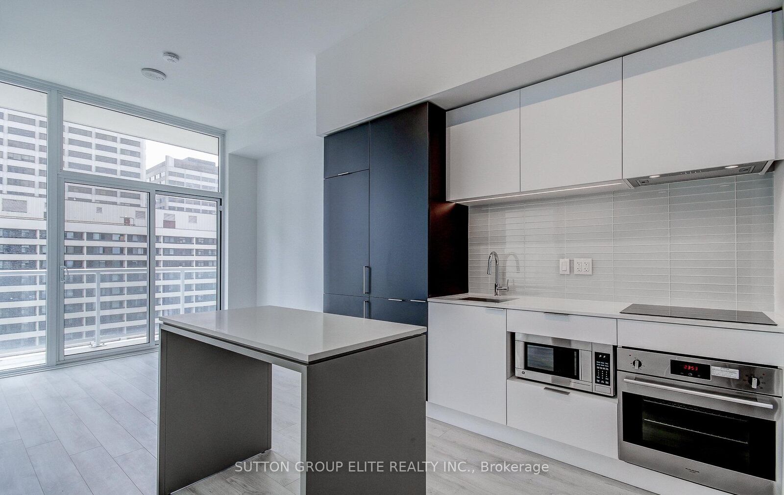 Property Photo:  33 Helendale Avenue 1205  ON M4R 0A4 
