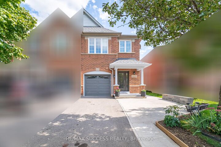 Property Photo:  3570 Southwick Street  ON L5M 7N8 