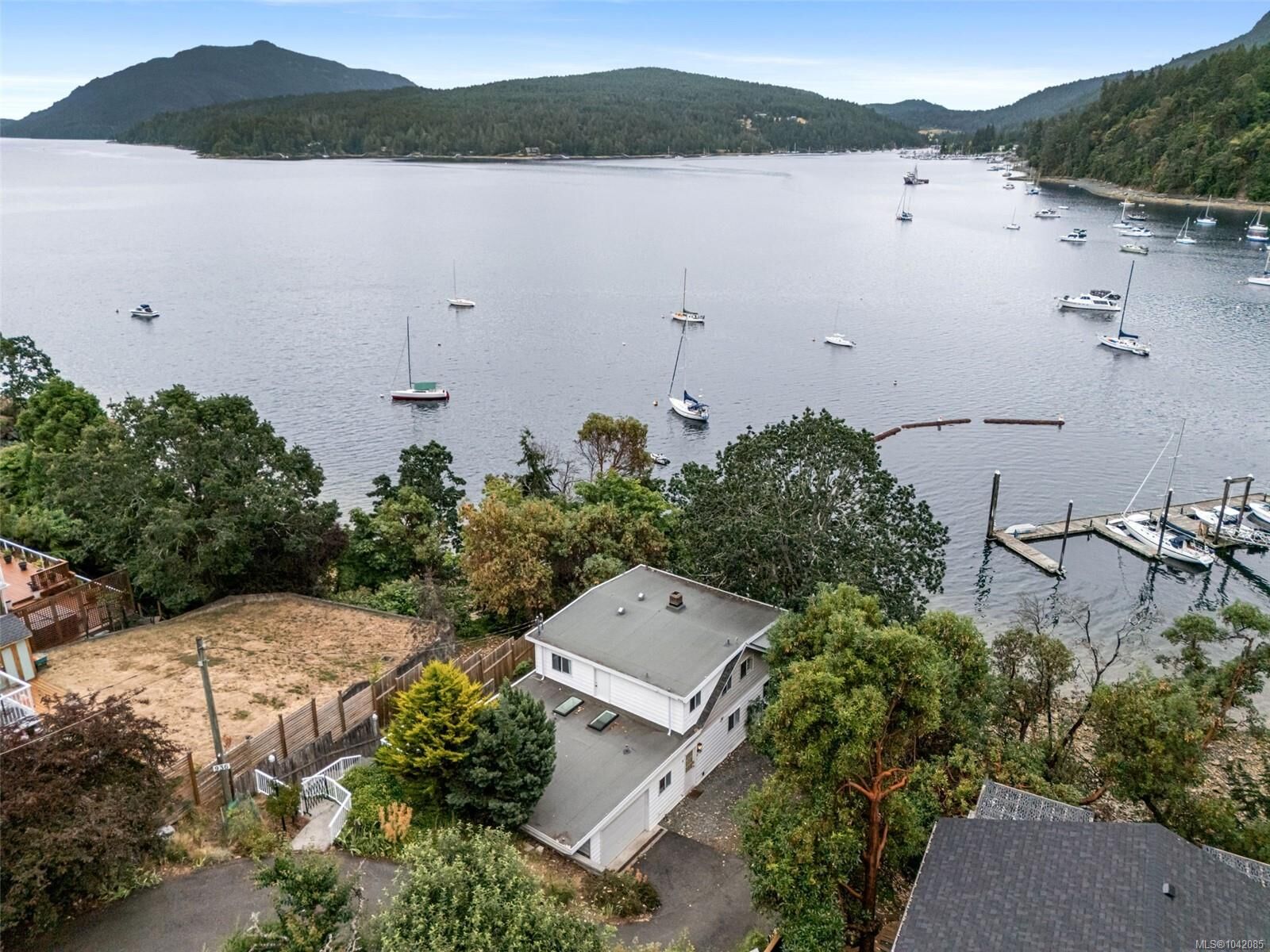Property Photo: 936 Arbutus Ave BC V9L 5X4