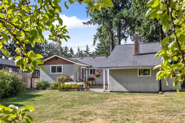 Property Photo: 812 Townsite Rd BC V9S 1L7