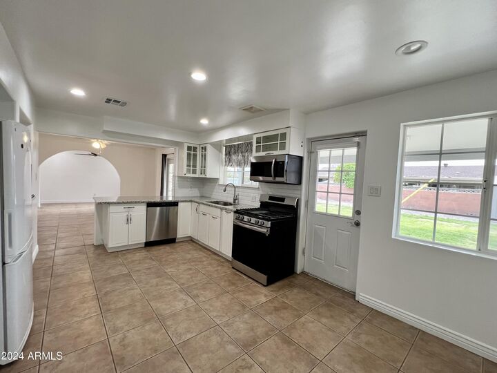 Property Photo: 2914 N 49th Avenue AZ 85031