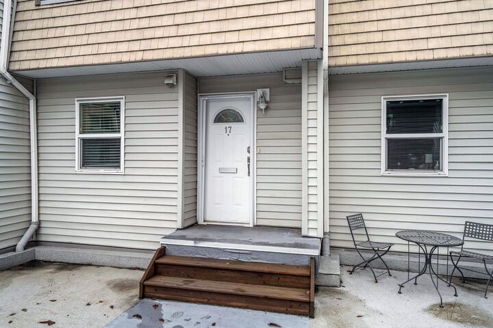 Property Photo:  33293 E Bourquin Crescent 17  BC V2S 1Y2 