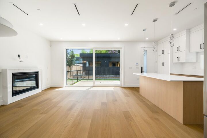 Property Photo: 950 W 17th Avenue 2 BC V5Z 1V4