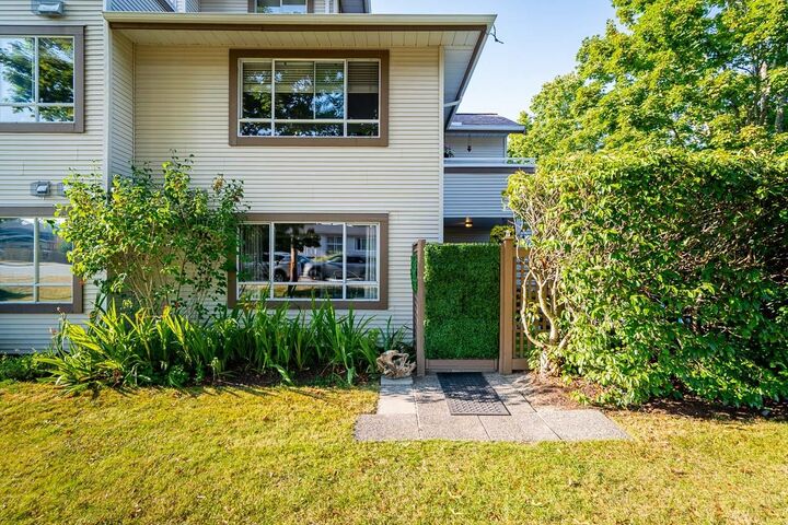 Property Photo: 15991 Thrift Avenue 104 BC V4B 2M9