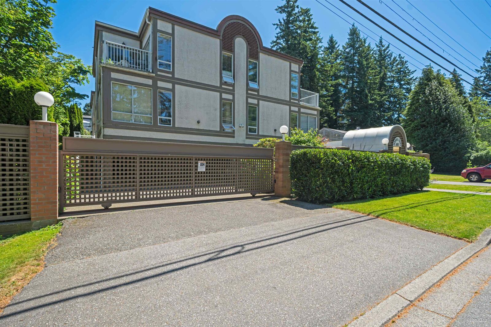 Property Photo: 1552 Everall Street 3 BC V4B 3S8
