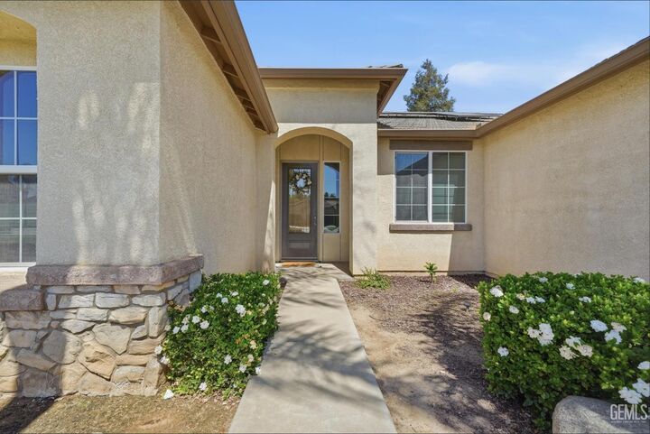 Property Photo: 7214 Sleepy Lagoon Drive CA 93312