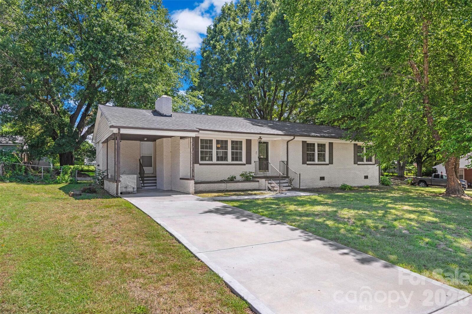 Property Photo: 2323 Hedgewood Circle NC 28052